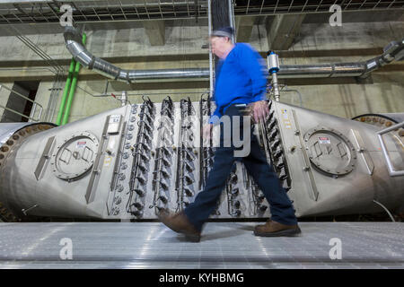 Ingegnere a piedi da impianto di trattamento delle acque reflue di ionizzazione ultravioletta sala di trattamento Foto Stock