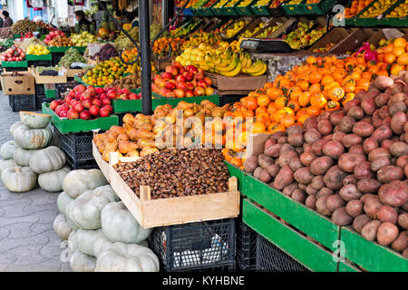 Frutta di stagione e verdure - patate, zucche, castagne, mandarini, kaki, mele, banane ed altri mercato locale in Georgia. Foto Stock