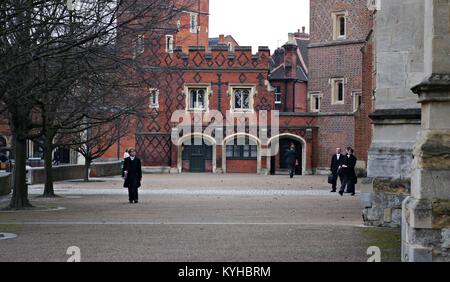 Tudor edifici di Eton College con eton alunni e insegnanti a piedi nella parte anteriore. Foto Stock