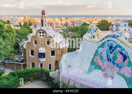 Il mosaico banco d'onda nel Parco Gruell a Barcellona, Spagna. Paesaggio urbano vista dall'alto, che si affaccia sulla città al tramonto, colori vibranti e torsione di shap Foto Stock