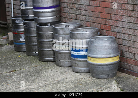 Barili di birra nella foto al di fuori di un edificio a Bognor Regis, West Sussex, Regno Unito. Foto Stock