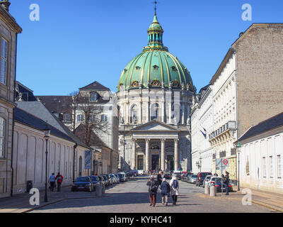 COPENHAGEN, Danimarca-aprile 11, 2016: la strada per il Frederik la Chiesa. È popolarmente conosciuta come la Chiesa di Marmo (Marmorkirken). Foto Stock