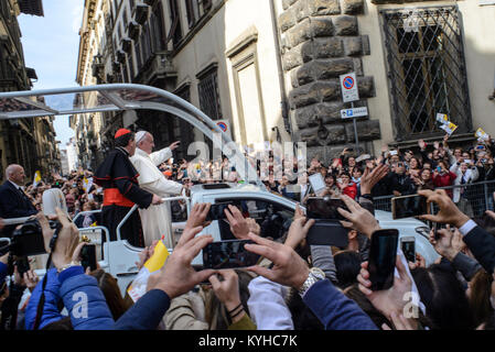 Papa Francesco visita pastorale a Firenze il 10 novembre 2015 per la 5a Nazionale Convegno Ecclesiale della Conferenza Episcopale Italiana Foto Stock