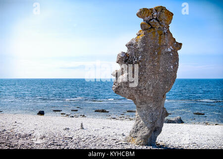 Svedese isola di Faro enorme formazione rocciosa chiamata rauk sul Mar Baltico Foto Stock