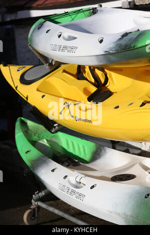 Tre paddle boards nella foto per la vendita in un negozio di surf in Oriente Wittering, West Sussex, Regno Unito. Foto Stock