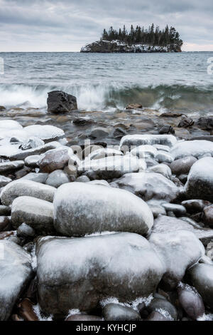 Icy riva del lago Superior, Gennaio, Ellingson Isola, Split Faro Rock State Park, MN, USA di Dominique Braud/Dembinsky Foto Assoc Foto Stock