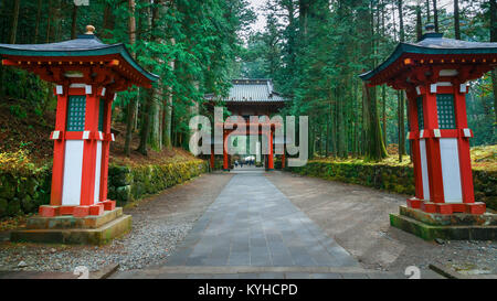 Nikko Santuario Futarasan in Nikko, Tochigi, Giappone NIKKO, Giappone - 17 novembre 2015: Nikko Santuario Futarasan situato tra Tosho-gu il sacrario e Taiyu-in Foto Stock