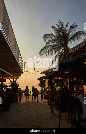 Negozi e ristoranti al tramonto, West Railay, Railay Penisola, Krabi Provence, Thailandia Foto Stock