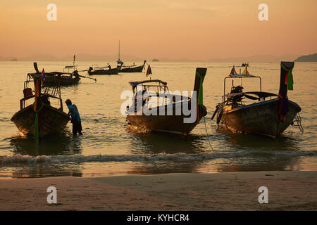 Longtail barche al tramonto, West Railay Beach, Krabi Provence, Thailandia Foto Stock