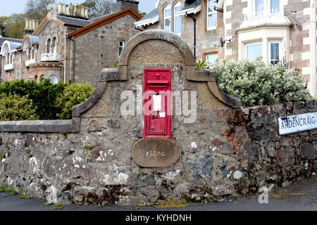 Royal Mail red postbox ghisa close up impostato in stonewall Ardencraig , Rothesay, Regno Unito Foto Stock