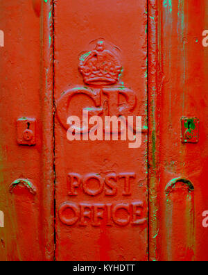 Royal Mail red postbox ghisa post office close up gr george Rothesay, Regno Unito Foto Stock