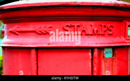 Royal Mail red postbox ghisa close up mon lunedì gr george Rothesay, Regno Unito Foto Stock