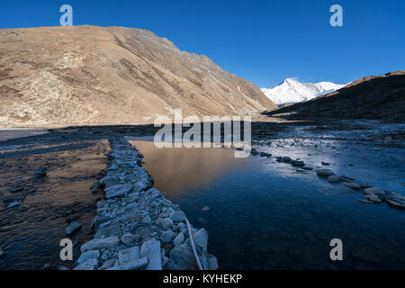 Mattinata a Gokyo Village e il lago lungo i tre passaggi trek in Nepal Foto Stock