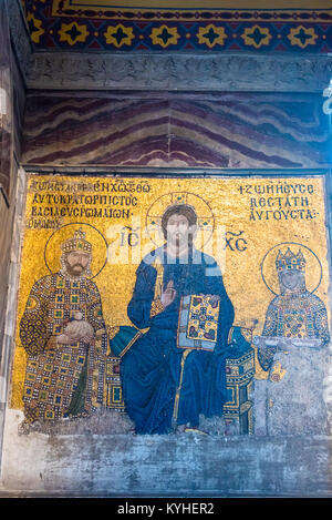 Mosaico bizantino di Gesù Cristo è seduto sul trono con Empress Zoe e imperatore Costantino IX Monomachus in Hagia Sophia,Greci cristiano ortodosso Foto Stock