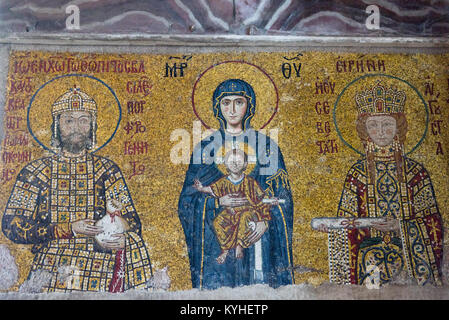 Vista di IMPERATORE GIOVANNI II COMNENO, Vergine Maria con Gesù e l'imperatrice Irene sul mosaico bizantino in Hagia Sophia,Greci Ortodossi patriarcale cristiana ba Foto Stock