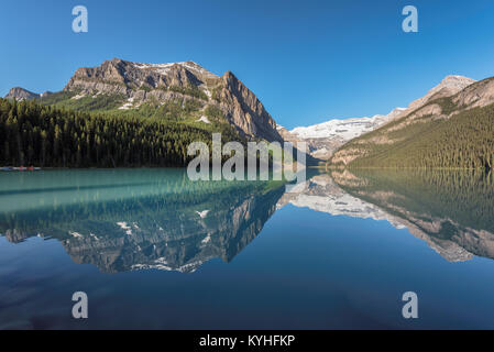 Sunrise presso il Lago Louise in Canadian Rockies, il Parco Nazionale di Banff, Canada. Foto Stock