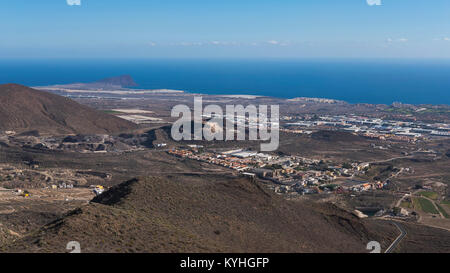 Affacciato sul bel lungomare villaggi del sud-est della costa di Tenerife, da La Centinela Viewpoint, Tenerife, Isole Canarie, Spagna Foto Stock