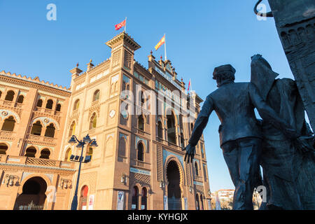 La scultura di fronte la corrida arena Plaza de Toros de Las Ventas di Madrid in Spagna. Foto Stock