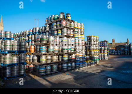 Acciaio barili di birra presso la Greene King birreria, Westgate Street, Bury St Edmunds, Suffolk, Inghilterra, Regno Unito Foto Stock