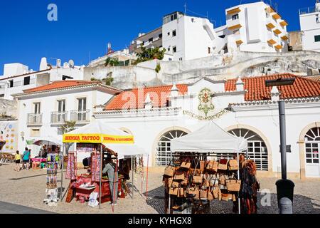 Henna Tattoo di stallo e una borsetta stallo in una piazza della città vecchia, Albufeira, Algarve, Portogallo, dell'Europa. Foto Stock