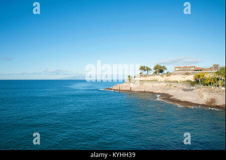 Bella clear mattina su le strette pianure costiere a piedi dalla Casa del Duque, verso Playa del Duque, con uno scorcio di La Gomera in background Foto Stock