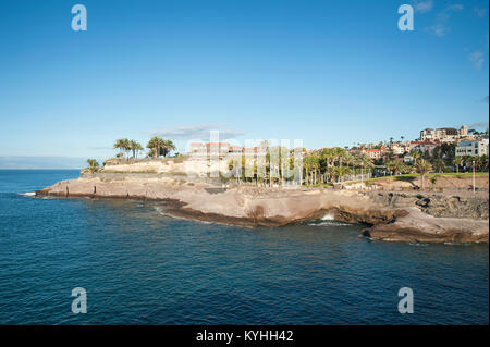 Fresco e cielo limpido, la mattina presto, con vedute verso la Casa del Duque e la famosa località di Costa Adeje, Tenerife, Isole Canarie, Spagna Foto Stock