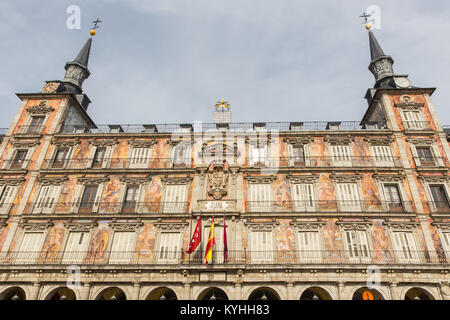 Dettaglio di una facciata decorata e balconi a Palza Mayor, Madrid, Spagna. Foto Stock