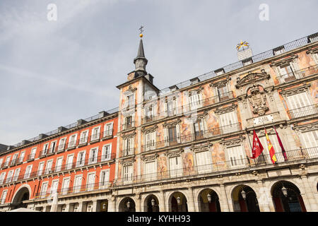 Dettaglio di una facciata decorata e balconi a Palza Mayor, Madrid, Spagna. Foto Stock