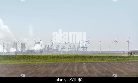 Industriale scenario stradale compresi gli impianti di produzione di energia e di turbine eoliche Foto Stock