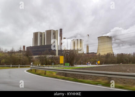 Industriale scenario stradale comprendente un impianto di alimentazione Foto Stock