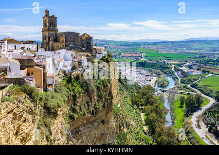 Chiesa sulla roccia in Arcos de la Frontera in Andalusia, Spagna Foto Stock