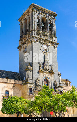 Campanile di una chiesa in Arcos de la Frontera in Andalusia, Spagna Foto Stock