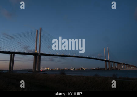 La Queen Elizabeth II ponte attraversa il fiume Thames Estuary per collegare le contee inglesi di Essex e Kent. Foto Stock