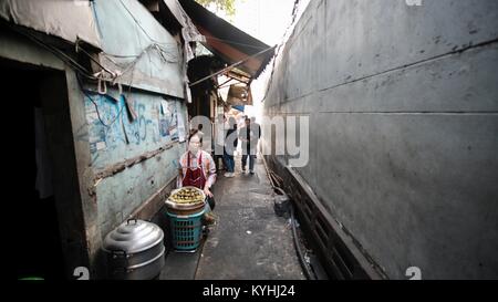 I vicoli di Chinatown hanno inserti di strada di cibo all'aperto a Bangkok, Thailandia Foto Stock