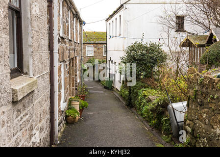 Mousehole - Anatra Street di una pittoresca strada nel villaggio costiero di Mousehole Cornwall. Foto Stock