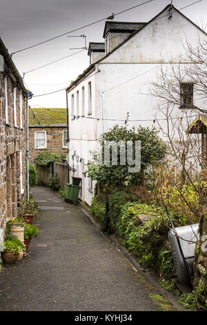 Mousehole - Anatra Street di una pittoresca strada nel villaggio costiero di Mousehole Cornwall. Foto Stock