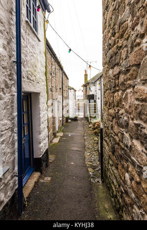 Mousehole - Anatra Street di una pittoresca strada nel villaggio costiero di Mousehole Cornwall. Foto Stock