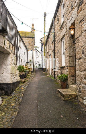 Mousehole - Anatra Street di una pittoresca strada nel villaggio costiero di Mousehole Cornwall. Foto Stock