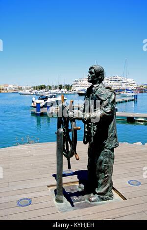 Il timoniere statua lungo la marina lungomare, Vilamoura, Algarve, Portogallo, dell'Europa. Foto Stock