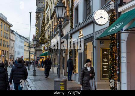 Negozi di lusso a Residenzstraße, München, Germania Foto Stock