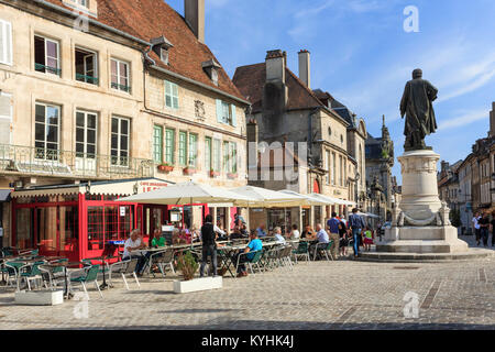 Francia, Haute-Marne (52), Langres, ville natale de l'écrivain, philosophe et encyclopédiste Denis Diderot, luogo Diderot et statua de l'écrivain // Fr Foto Stock