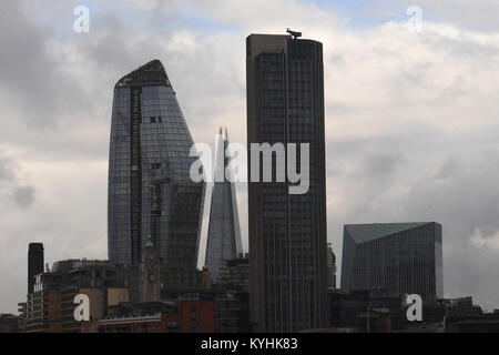 Una vista dello skyline di Londra il South Bank, compresa la Oxo Tower (in primo piano) e (da sinistra a destra) Uno Blackfriars, Shard, South Bank e Tower 240 Blackfriars. Foto Stock