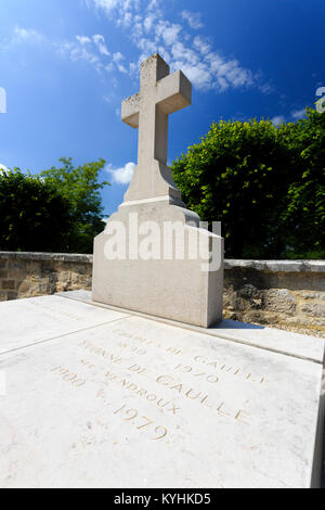 Francia, Haute-Marne (52), Colombey-les-Deux-Églises, tombe de Charles de Gaulle dans le cimetière // Francia, Haute-Marne, Colombey-les-Deux-Eglises, c Foto Stock