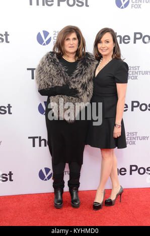 Washington, D.C. Premiere del 'post' presso il Newseum di Washington, D.C. Dotato di: Amy Pascal e Kristie Macosko Krieger dove: Washington, Distretto di Columbia, Stati Uniti quando: 14 Dic 2017 Credit: WENN.com Foto Stock