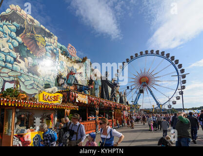 München Monaco di Baviera : festival della birra Oktoberfest: piacere-site haunted ghost house, ruota panoramica Ferris, Oberbayern, Alta Baviera, Baviera, Baviera, Germania Foto Stock