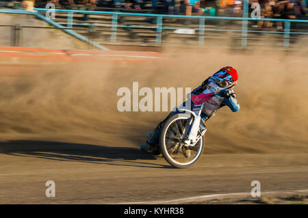 Rivne, Ucraina - 29 agosto 2015: Sconosciuto pilota supera la via alla Open Cup Speedway per il giorno della città Rivne Foto Stock