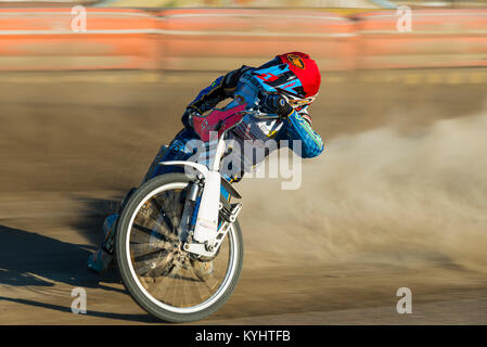 Rivne, Ucraina - 29 agosto 2015: Sconosciuto pilota supera la via alla Open Cup Speedway per il giorno della città Rivne Foto Stock