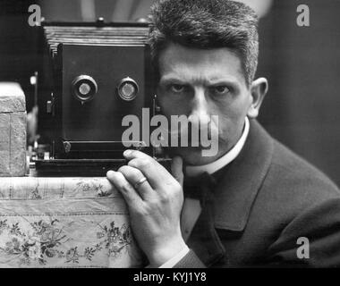 Un autoritratto fotografico del 1900 di Frédéric Boissonnas scattato tramite uno specchio, che mostra le prime tecniche fotografiche e l'auto-rappresentazione nell'arte visiva. Foto Stock