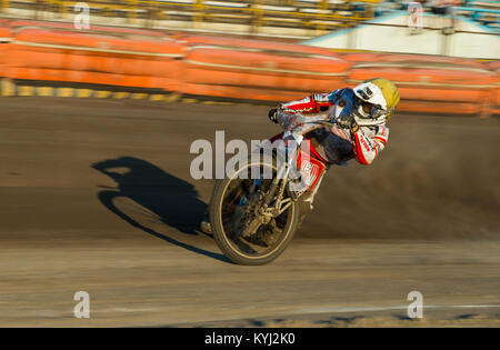 Rivne, Ucraina - 29 agosto 2015: Sconosciuto pilota supera la via alla Open Cup Speedway per il giorno della città Rivne Foto Stock