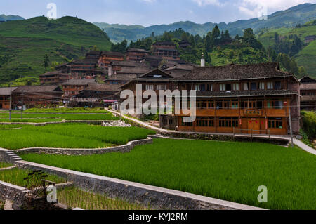 Dazhai, Cina - 3 Agosto , 2012: vista del villaggio di Dazhai, con case in legno e i campi di riso lungo le pendici delle montagne circostanti in Cina Foto Stock